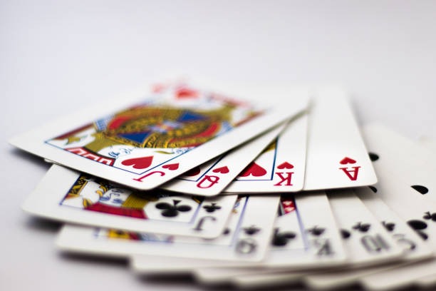Card dealing and hand comparison at Bandar Ceme